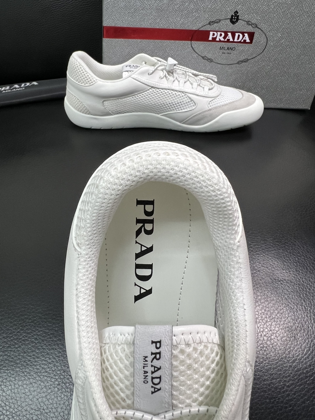 Prada 顶级工艺品，普拉达 专柜同步，原厂配置意大利进口牛皮拼布面料，进口牛皮内里垫，透气舒适，鞋底