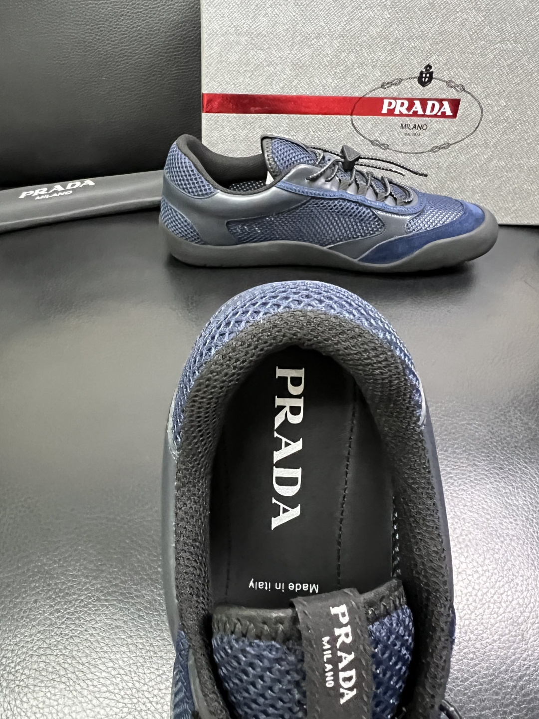 Prada 顶级工艺品，普拉达 专柜同步，原厂配置意大利进口牛皮拼布面料，进口牛皮内里垫，透气舒适，鞋底