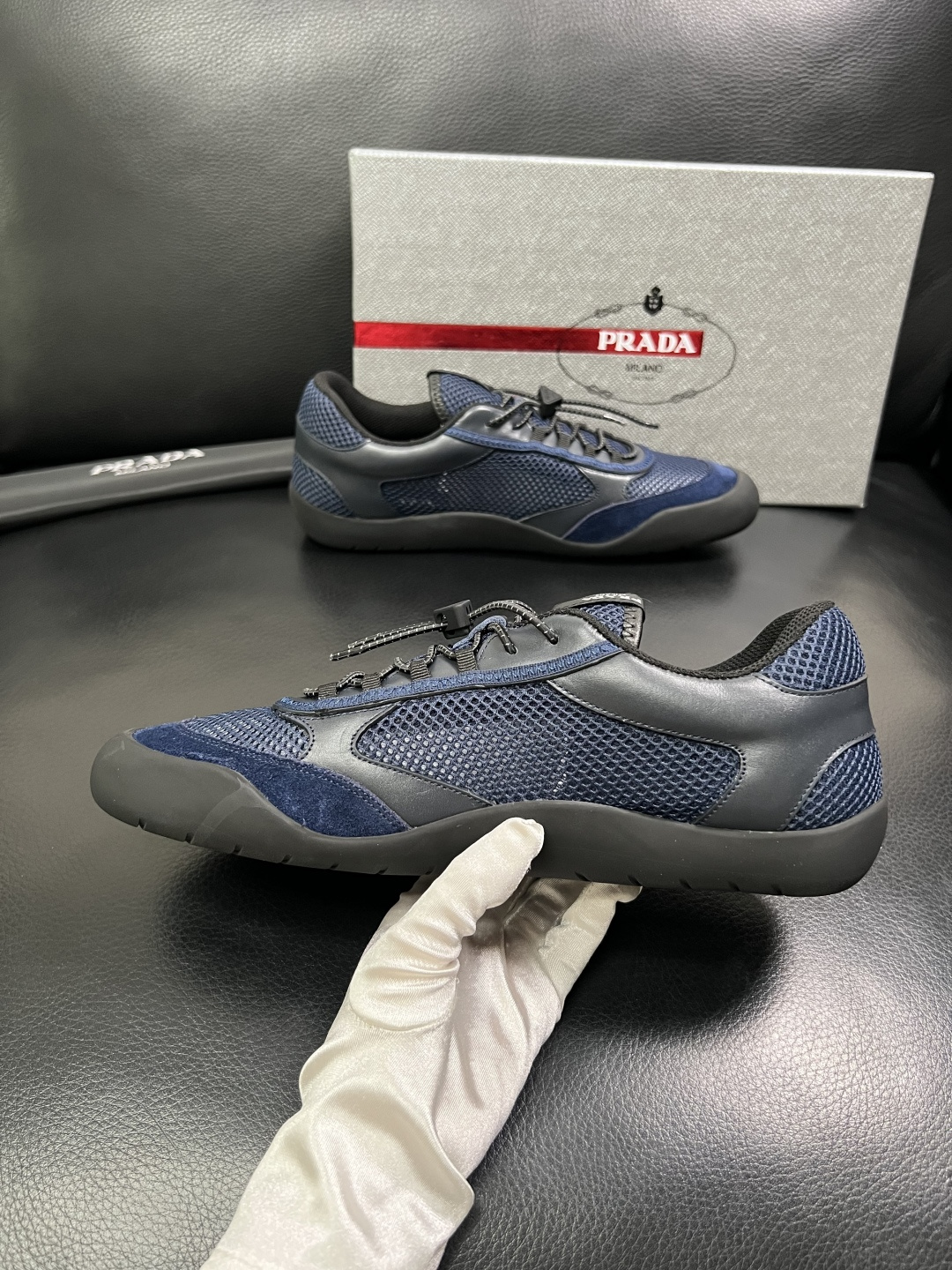 Prada 顶级工艺品，普拉达 专柜同步，原厂配置意大利进口牛皮拼布面料，进口牛皮内里垫，透气舒适，鞋底