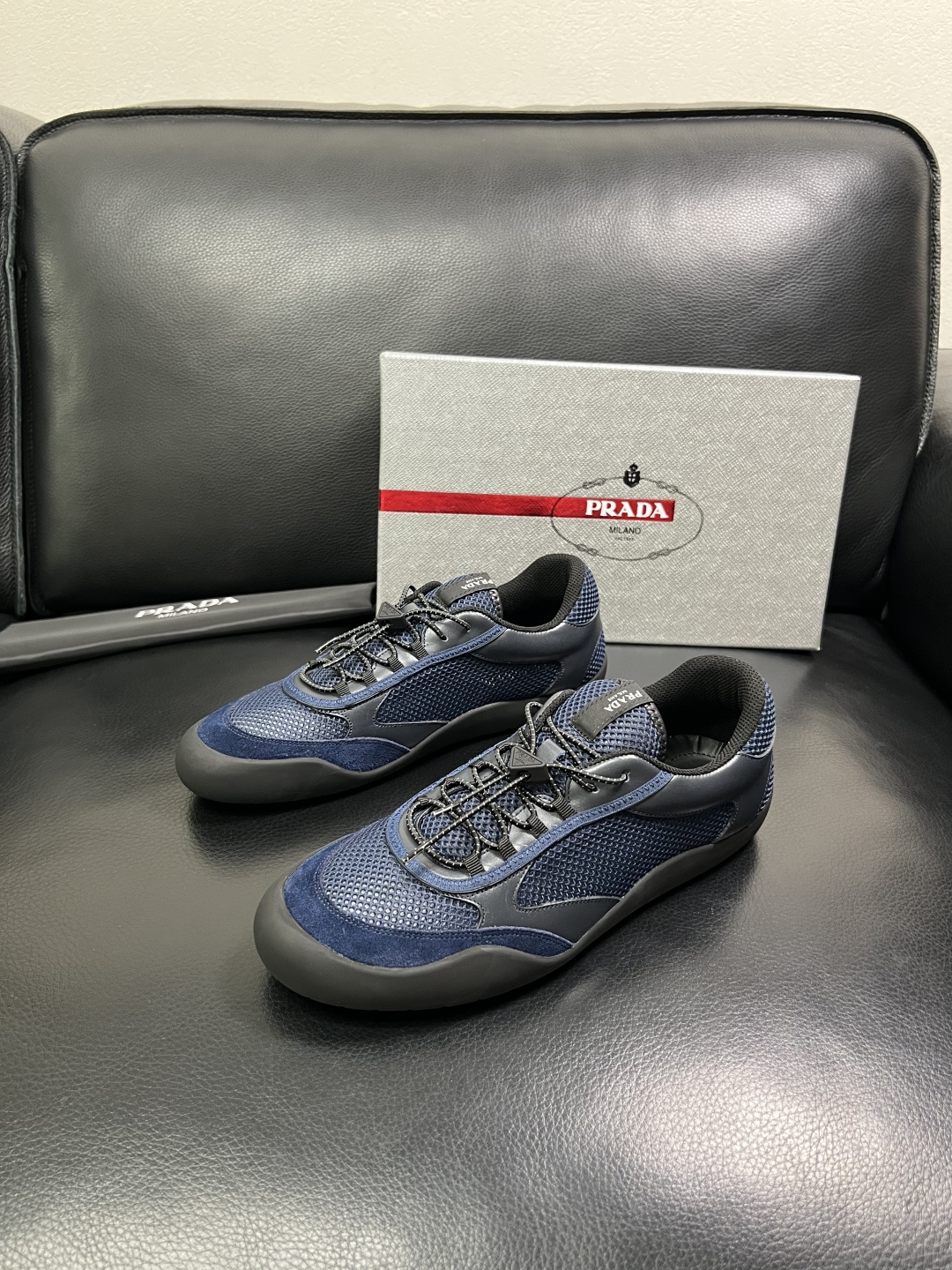 Prada 顶级工艺品，普拉达 专柜同步，原厂配置意大利进口牛皮拼布面料，进口牛皮内里垫，透气舒适，鞋底