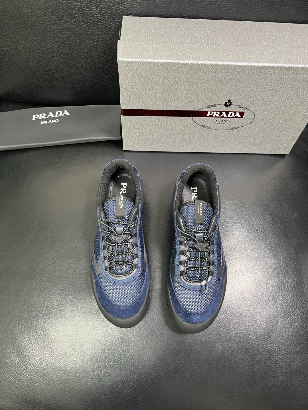 Prada 顶级工艺品，普拉达 专柜同步，原厂配置意大利进口牛皮拼布面料，进口牛皮内里垫，透气舒适，鞋底