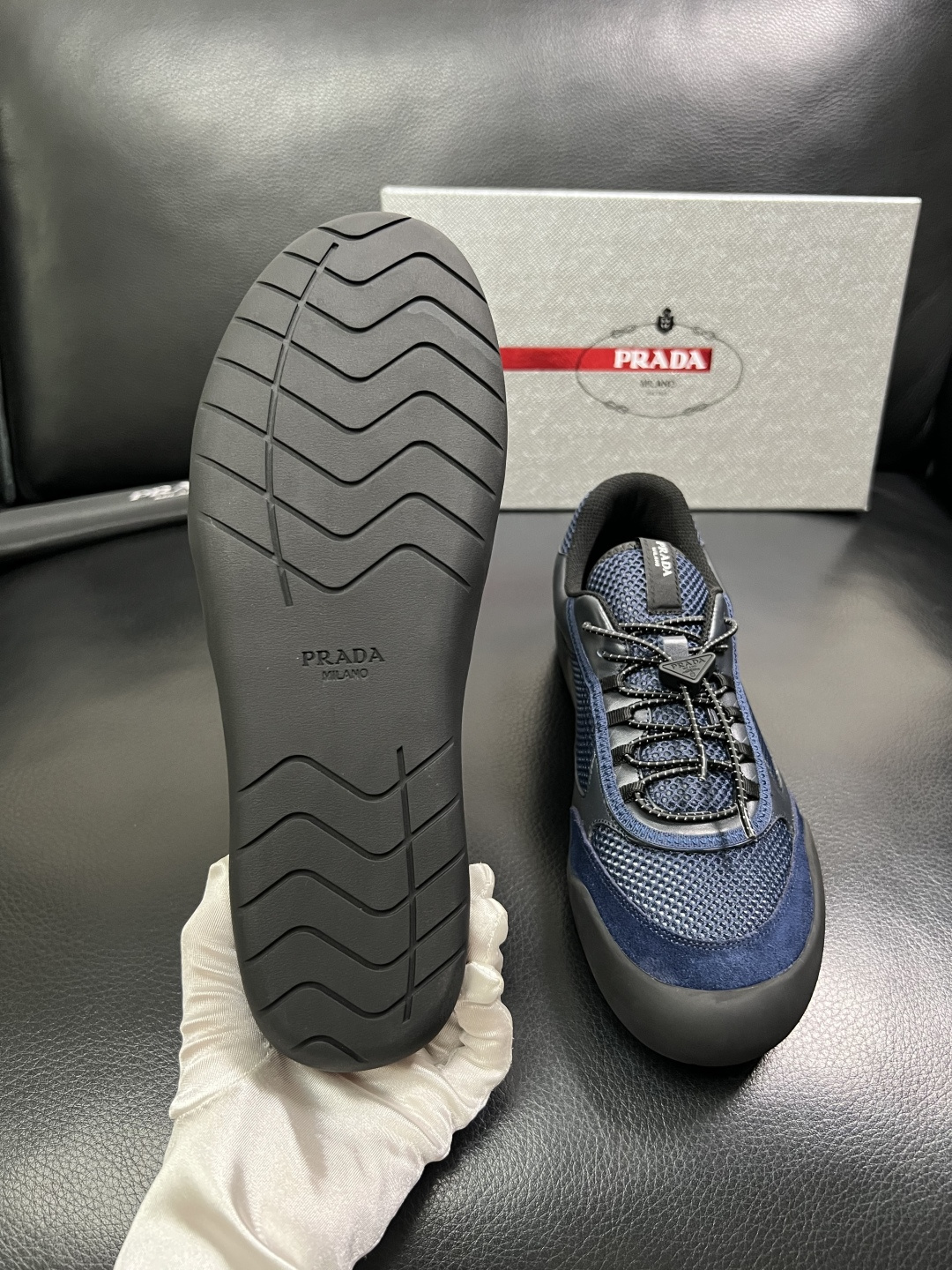 Prada 顶级工艺品，普拉达 专柜同步，原厂配置意大利进口牛皮拼布面料，进口牛皮内里垫，透气舒适，鞋底