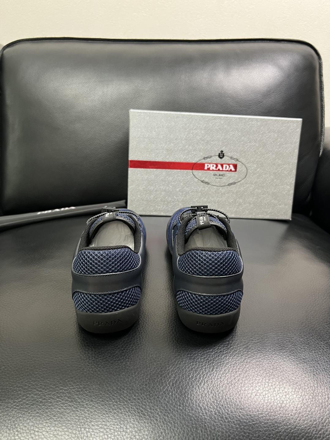 Prada 顶级工艺品，普拉达 专柜同步，原厂配置意大利进口牛皮拼布面料，进口牛皮内里垫，透气舒适，鞋底