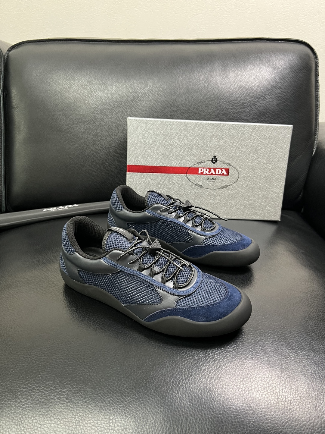 Prada 顶级工艺品，普拉达 专柜同步，原厂配置意大利进口牛皮拼布面料，进口牛皮内里垫，透气舒适，鞋底