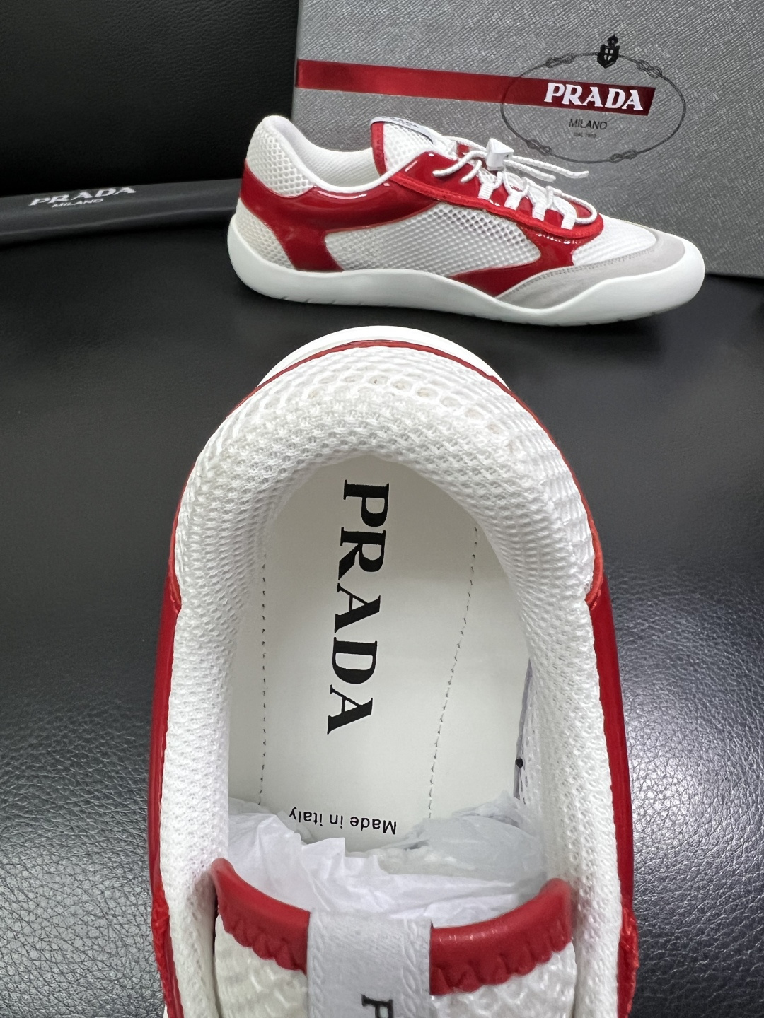 Prada 顶级工艺品，普拉达 专柜同步，原厂配置意大利进口牛皮拼布面料，进口牛皮内里垫，透气舒适，鞋底