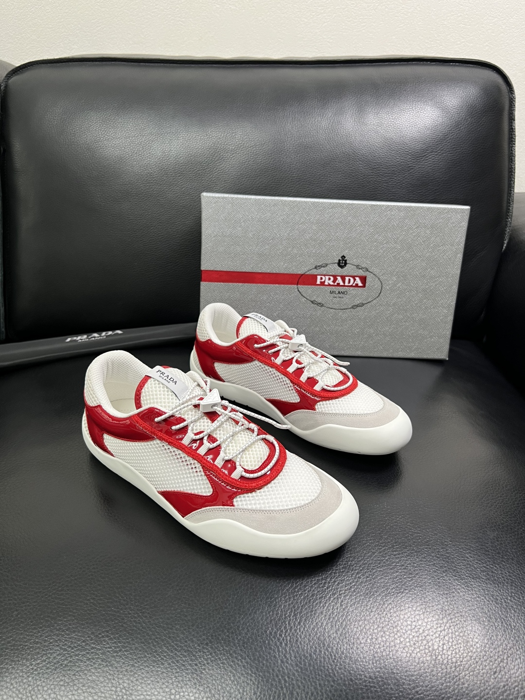 Prada 顶级工艺品，普拉达 专柜同步，原厂配置意大利进口牛皮拼布面料，进口牛皮内里垫，透气舒适，鞋底