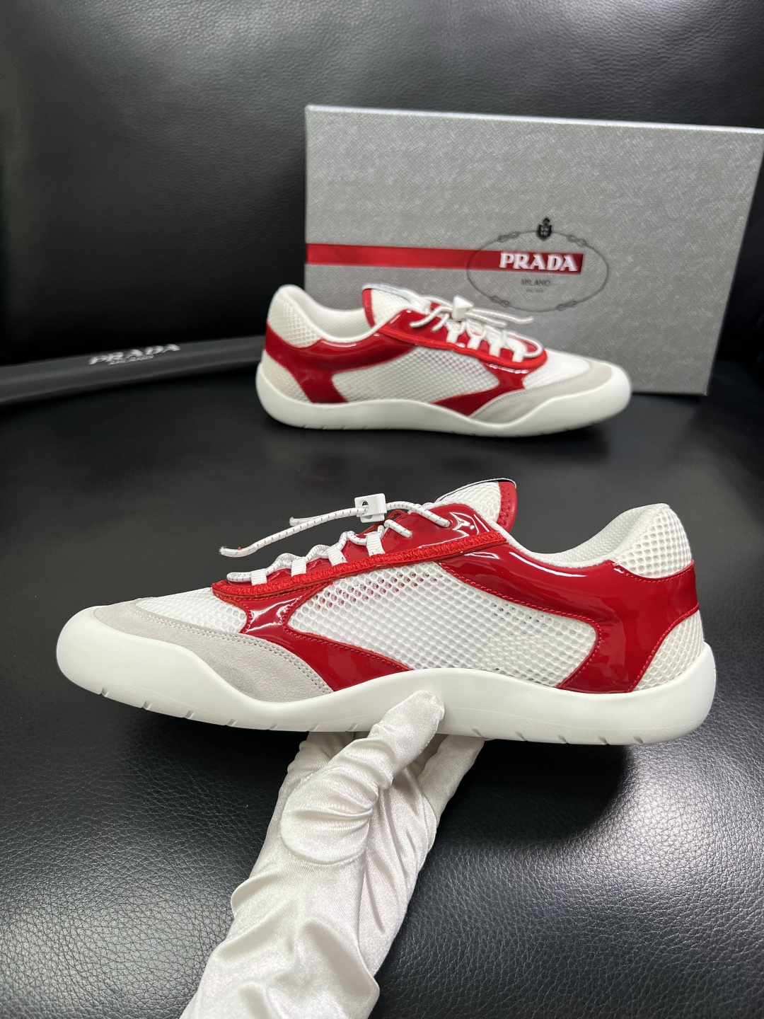Prada 顶级工艺品，普拉达 专柜同步，原厂配置意大利进口牛皮拼布面料，进口牛皮内里垫，透气舒适，鞋底