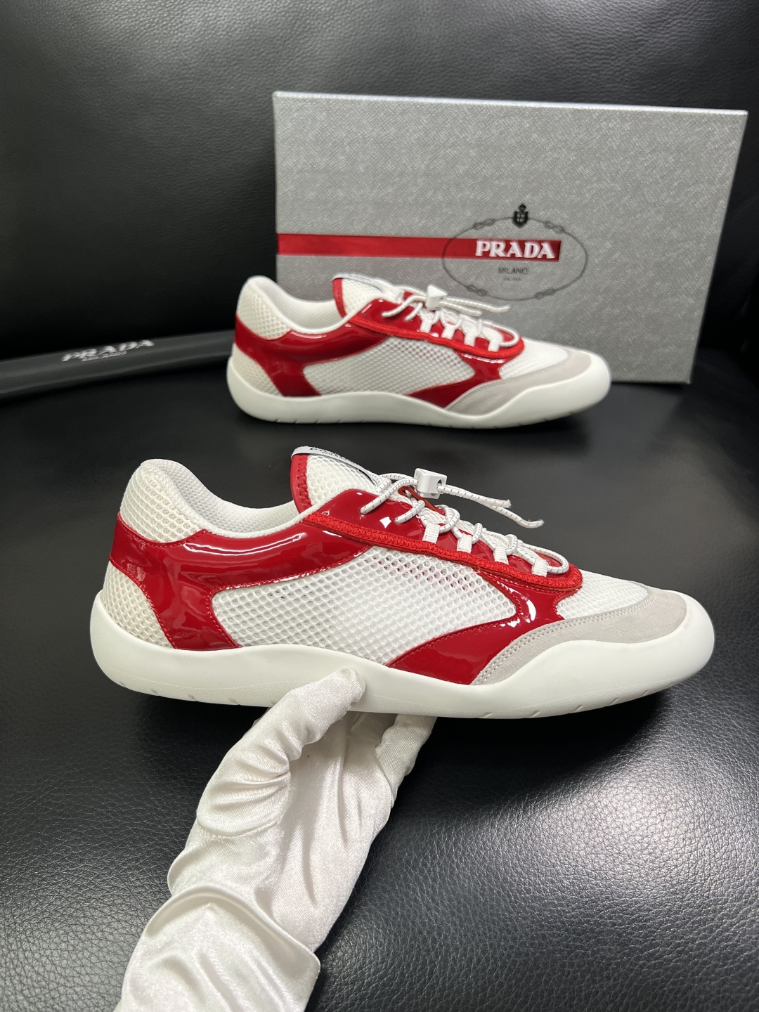 Prada 顶级工艺品，普拉达 专柜同步，原厂配置意大利进口牛皮拼布面料，进口牛皮内里垫，透气舒适，鞋底