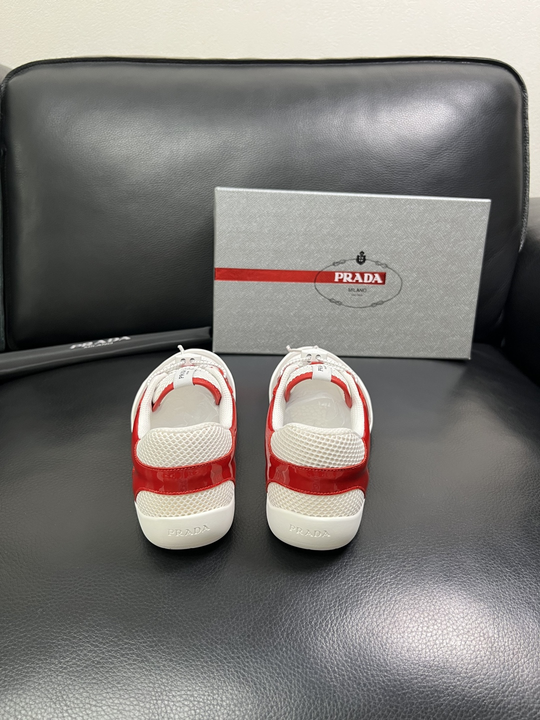 Prada 顶级工艺品，普拉达 专柜同步，原厂配置意大利进口牛皮拼布面料，进口牛皮内里垫，透气舒适，鞋底