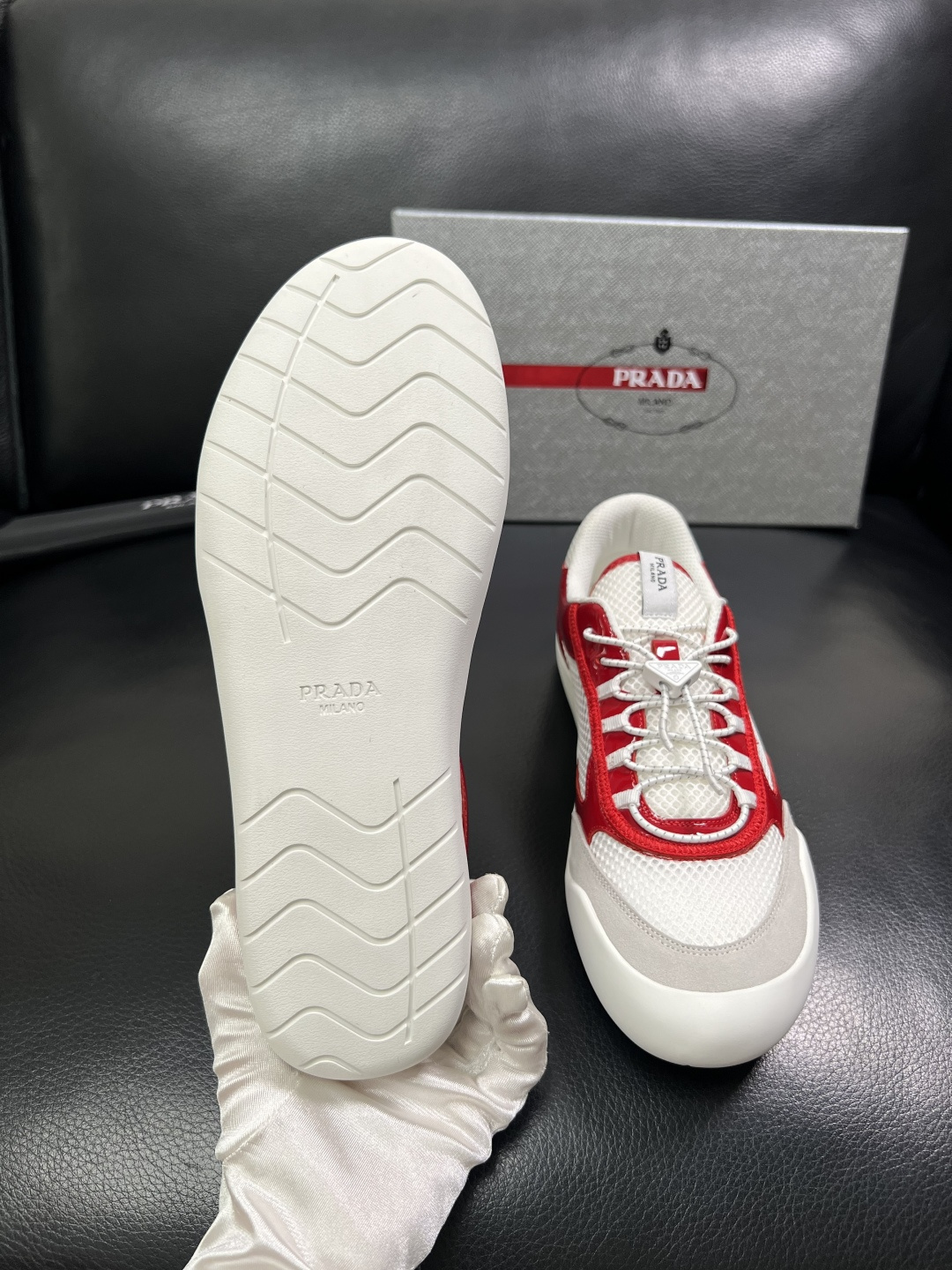 Prada 顶级工艺品，普拉达 专柜同步，原厂配置意大利进口牛皮拼布面料，进口牛皮内里垫，透气舒适，鞋底