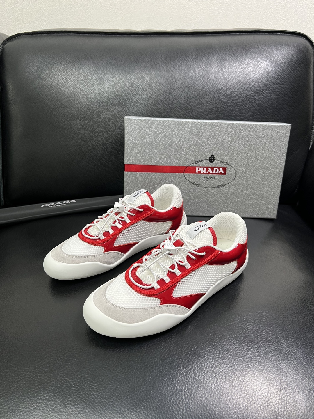 Prada 顶级工艺品，普拉达 专柜同步，原厂配置意大利进口牛皮拼布面料，进口牛皮内里垫，透气舒适，鞋底