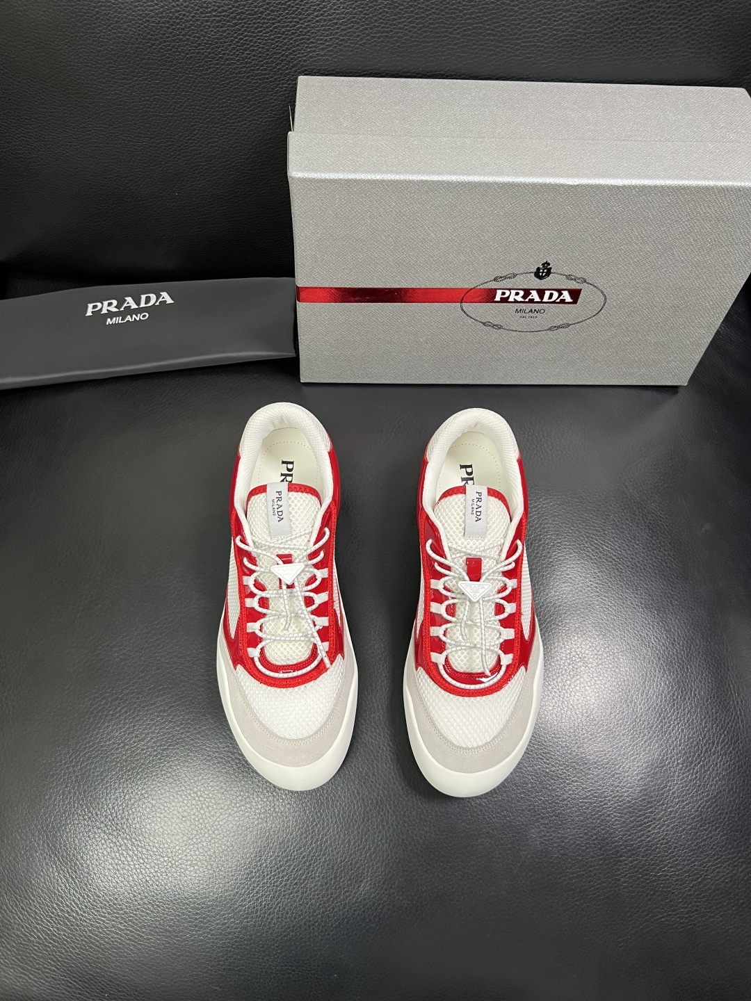 Prada 顶级工艺品，普拉达 专柜同步，原厂配置意大利进口牛皮拼布面料，进口牛皮内里垫，透气舒适，鞋底
