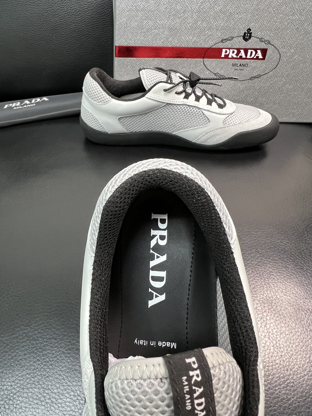 Prada 顶级工艺品，普拉达 专柜同步，原厂配置意大利进口牛皮拼布面料，进口牛皮内里垫，透气舒适，鞋底
