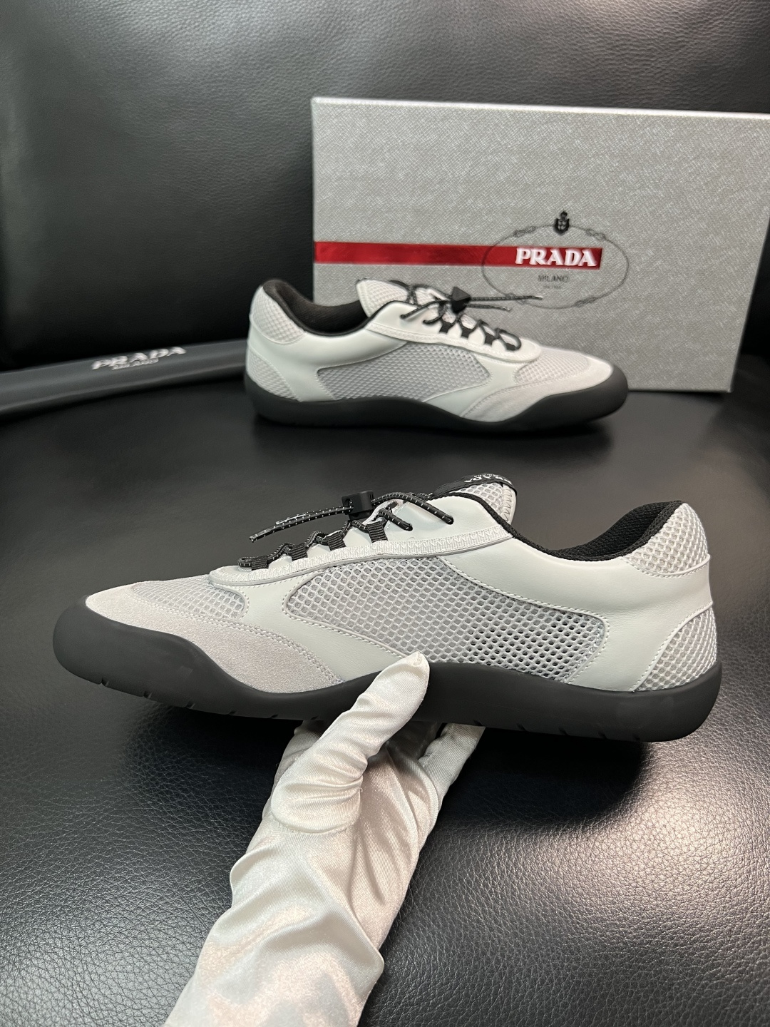 Prada 顶级工艺品，普拉达 专柜同步，原厂配置意大利进口牛皮拼布面料，进口牛皮内里垫，透气舒适，鞋底