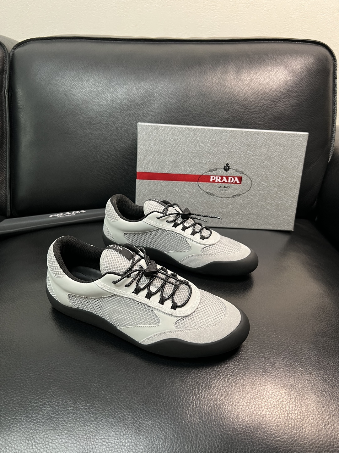 Prada 顶级工艺品，普拉达 专柜同步，原厂配置意大利进口牛皮拼布面料，进口牛皮内里垫，透气舒适，鞋底