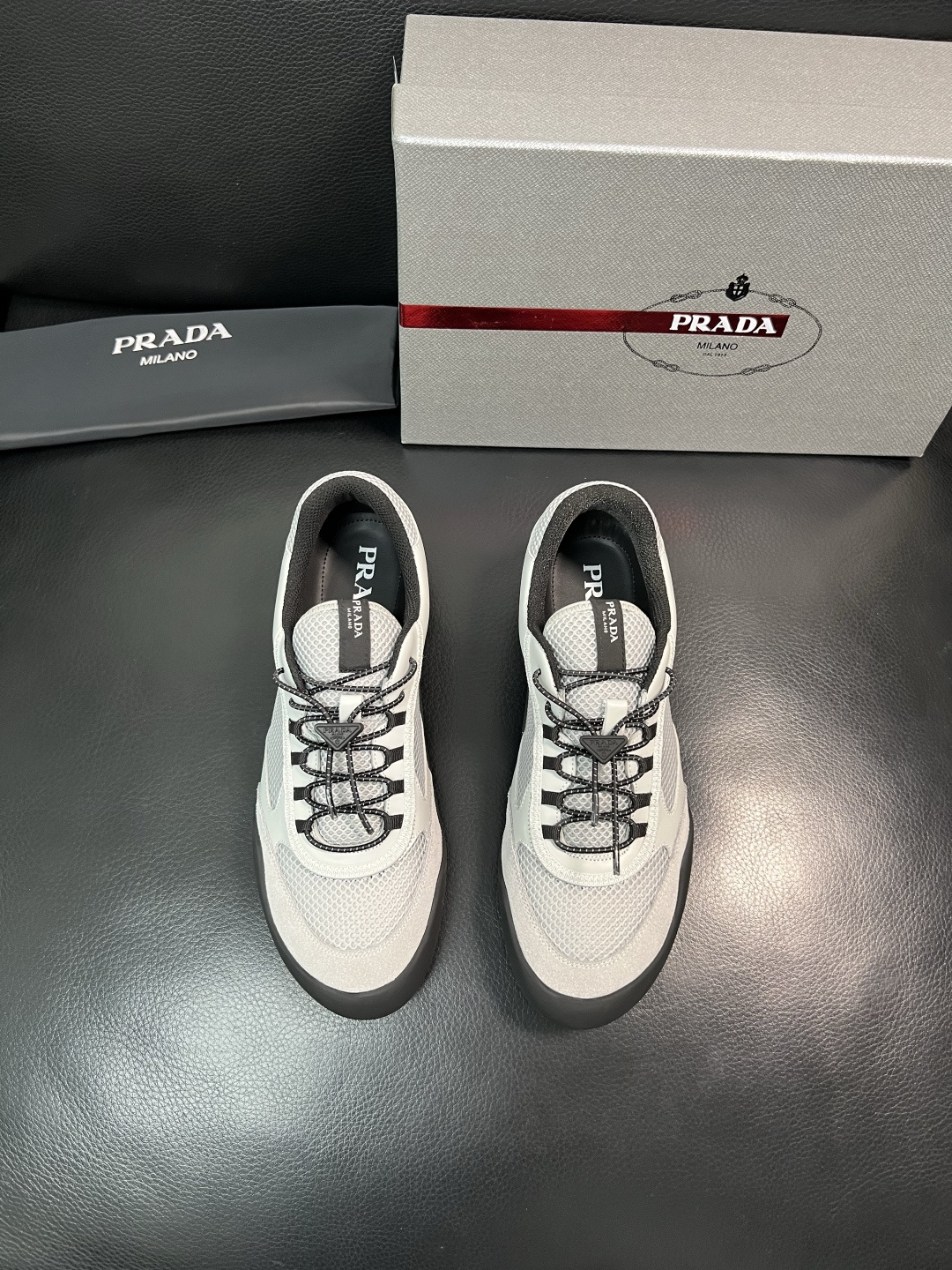 Prada 顶级工艺品，普拉达 专柜同步，原厂配置意大利进口牛皮拼布面料，进口牛皮内里垫，透气舒适，鞋底