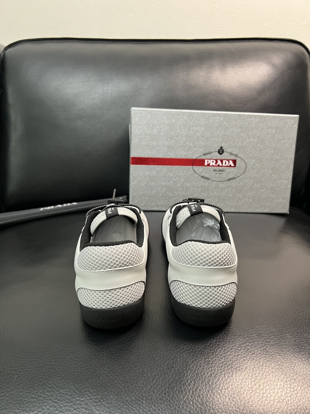 Prada 顶级工艺品，普拉达 专柜同步，原厂配置意大利进口牛皮拼布面料，进口牛皮内里垫，透气舒适，鞋底