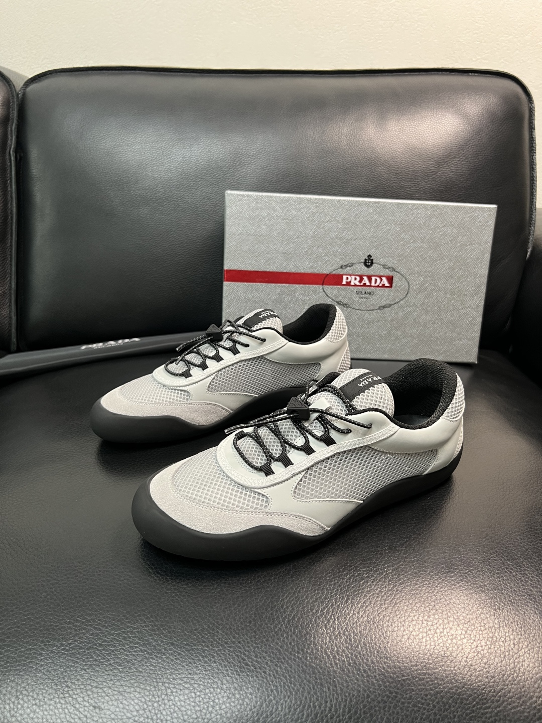 Prada 顶级工艺品，普拉达 专柜同步，原厂配置意大利进口牛皮拼布面料，进口牛皮内里垫，透气舒适，鞋底