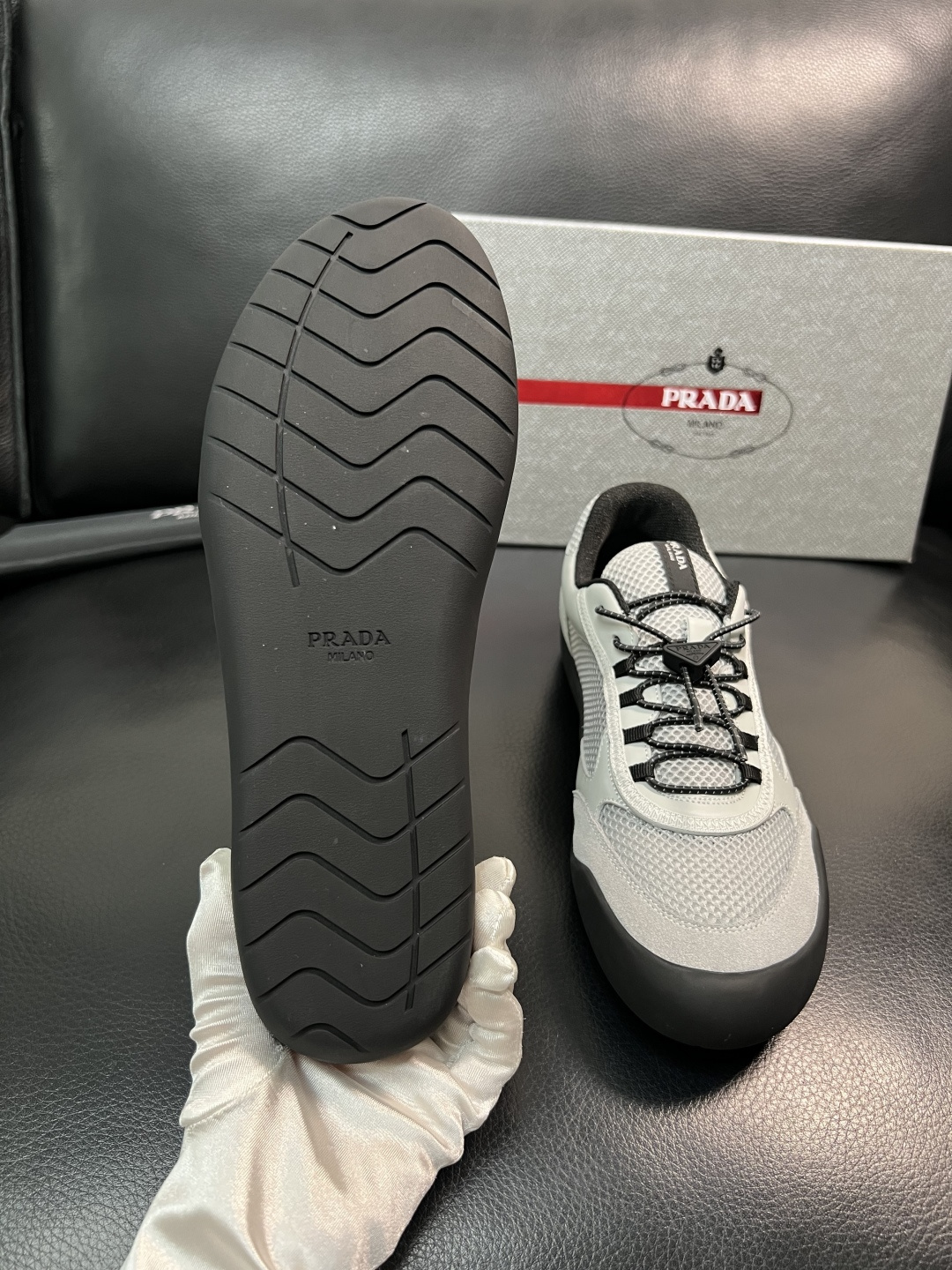 Prada 顶级工艺品，普拉达 专柜同步，原厂配置意大利进口牛皮拼布面料，进口牛皮内里垫，透气舒适，鞋底