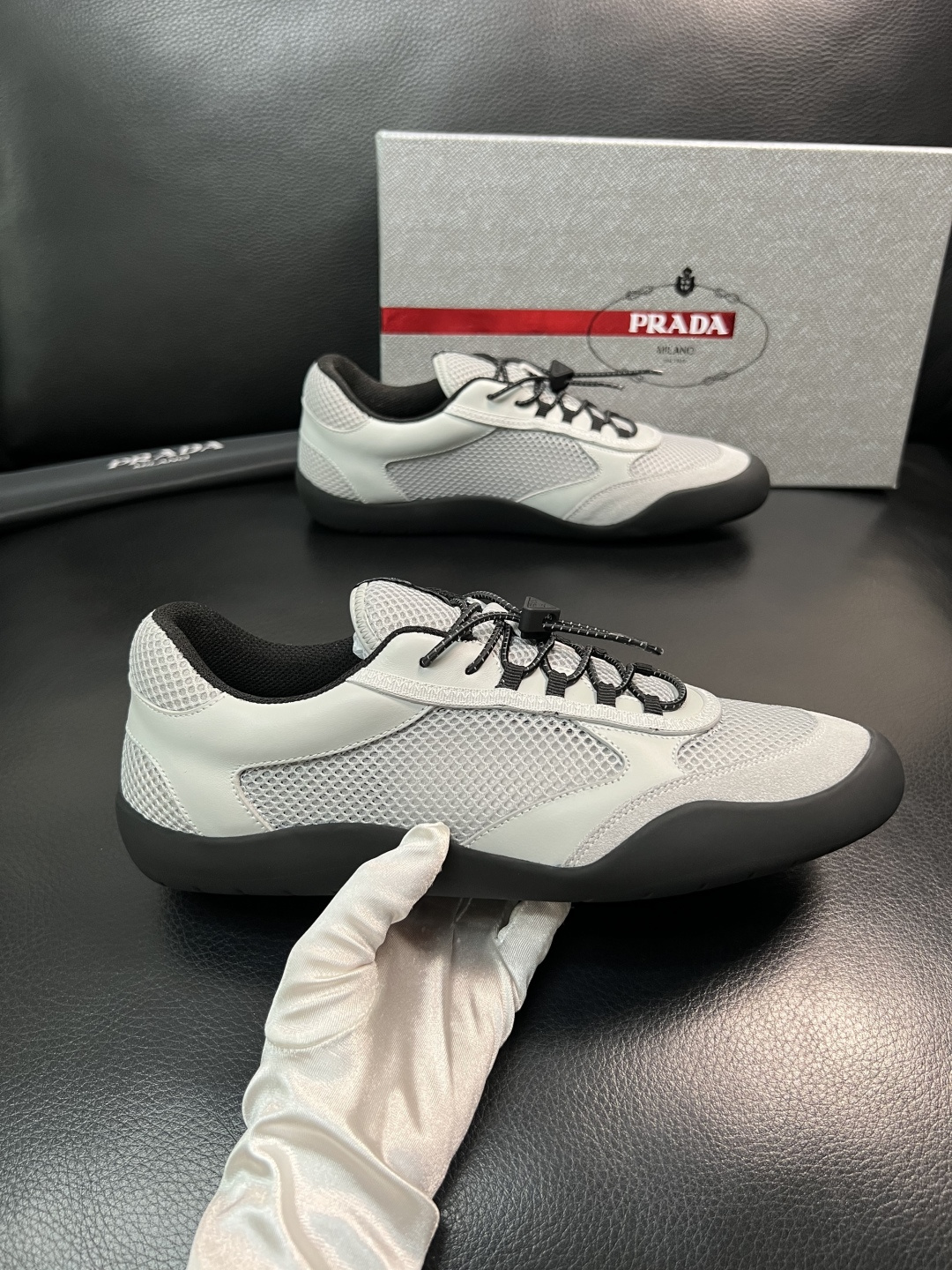Prada 顶级工艺品，普拉达 专柜同步，原厂配置意大利进口牛皮拼布面料，进口牛皮内里垫，透气舒适，鞋底