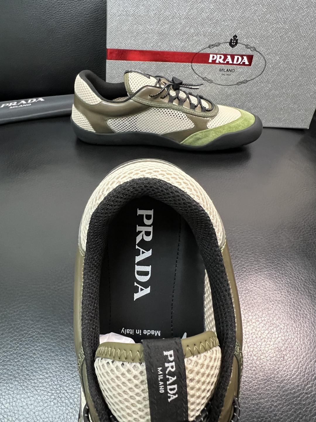 Prada 顶级工艺品，普拉达 专柜同步，原厂配置意大利进口牛皮拼布面料，进口牛皮内里垫，透气舒适，鞋底