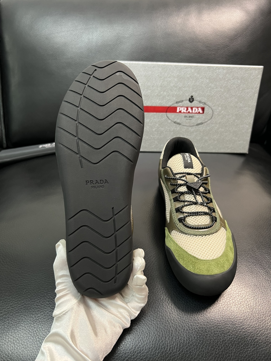 Prada 顶级工艺品，普拉达 专柜同步，原厂配置意大利进口牛皮拼布面料，进口牛皮内里垫，透气舒适，鞋底
