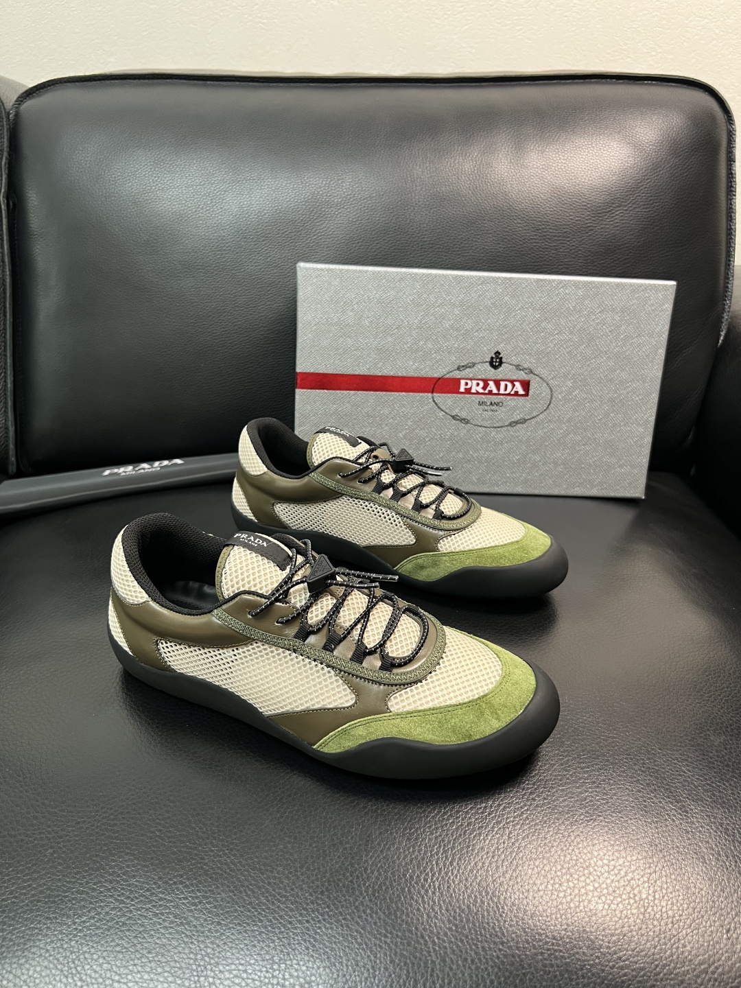 Prada 顶级工艺品，普拉达 专柜同步，原厂配置意大利进口牛皮拼布面料，进口牛皮内里垫，透气舒适，鞋底