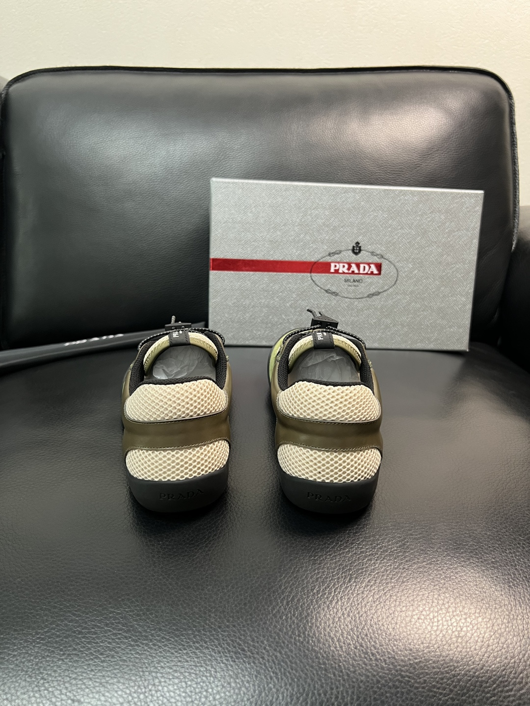 Prada 顶级工艺品，普拉达 专柜同步，原厂配置意大利进口牛皮拼布面料，进口牛皮内里垫，透气舒适，鞋底