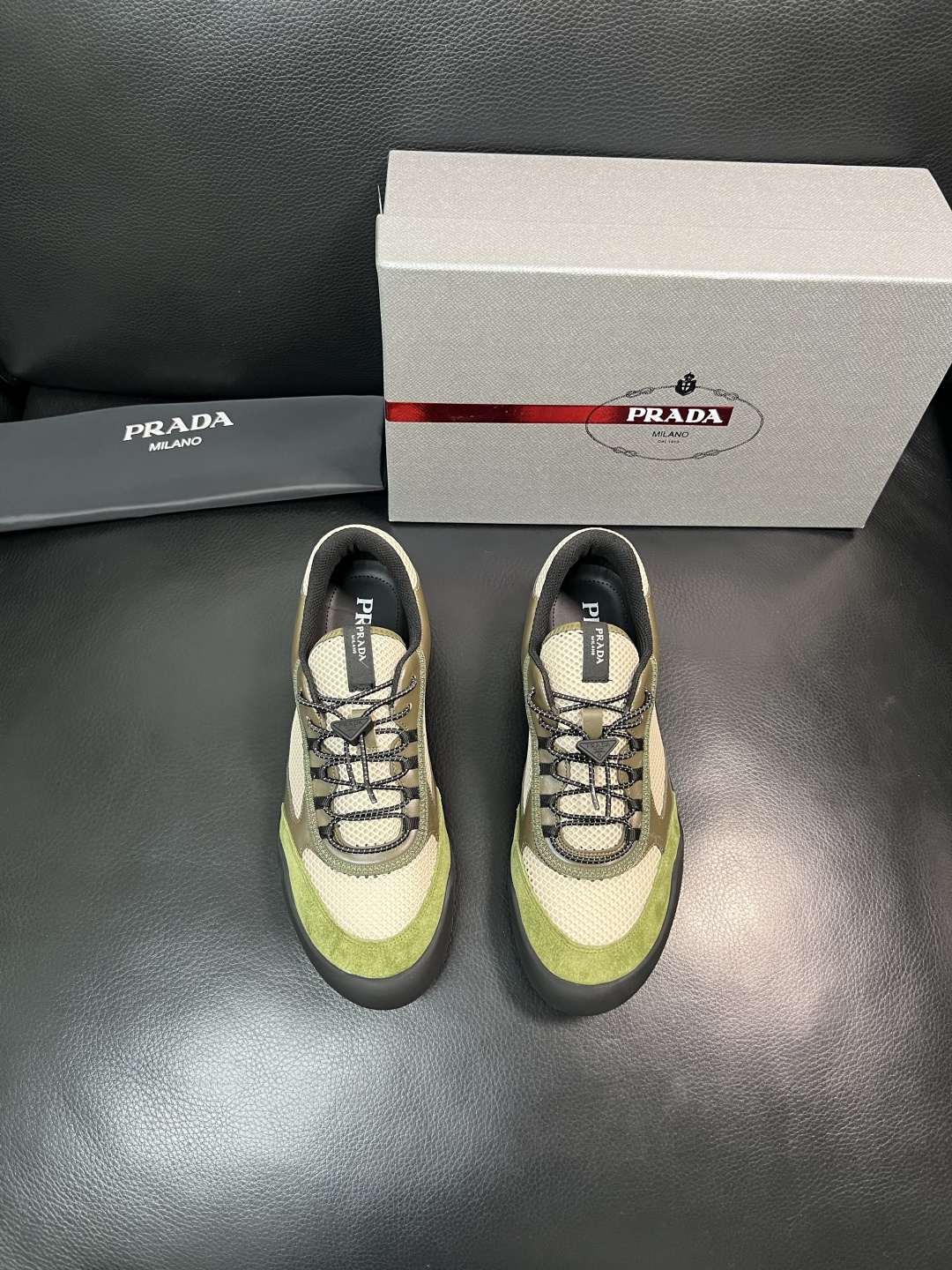 Prada 顶级工艺品，普拉达 专柜同步，原厂配置意大利进口牛皮拼布面料，进口牛皮内里垫，透气舒适，鞋底