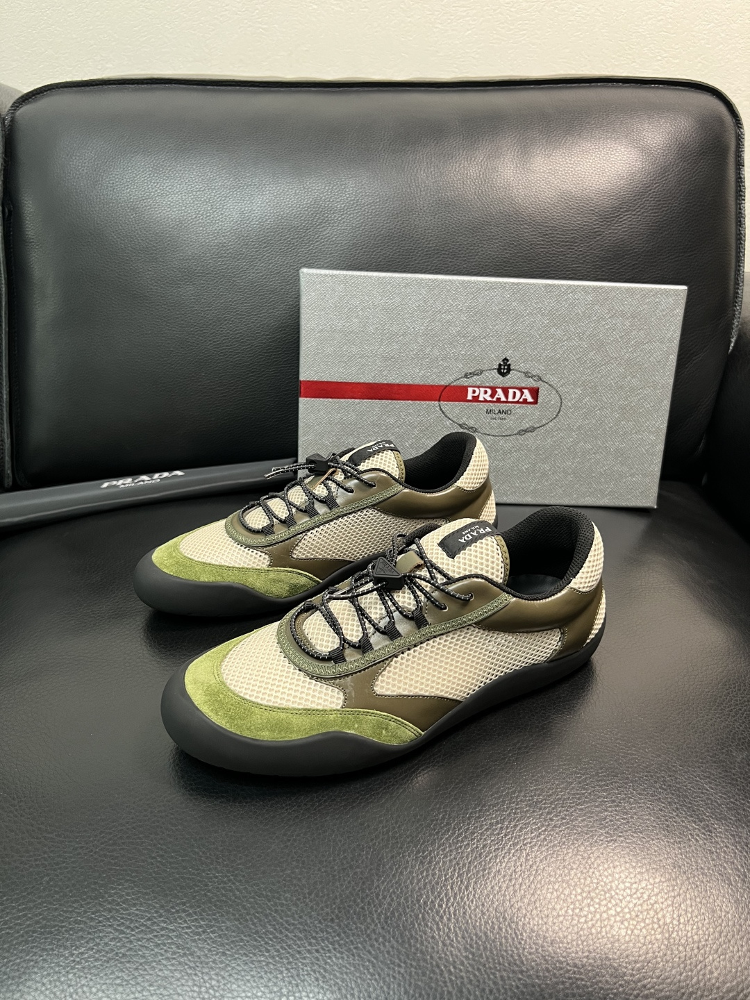 Prada 顶级工艺品，普拉达 专柜同步，原厂配置意大利进口牛皮拼布面料，进口牛皮内里垫，透气舒适，鞋底