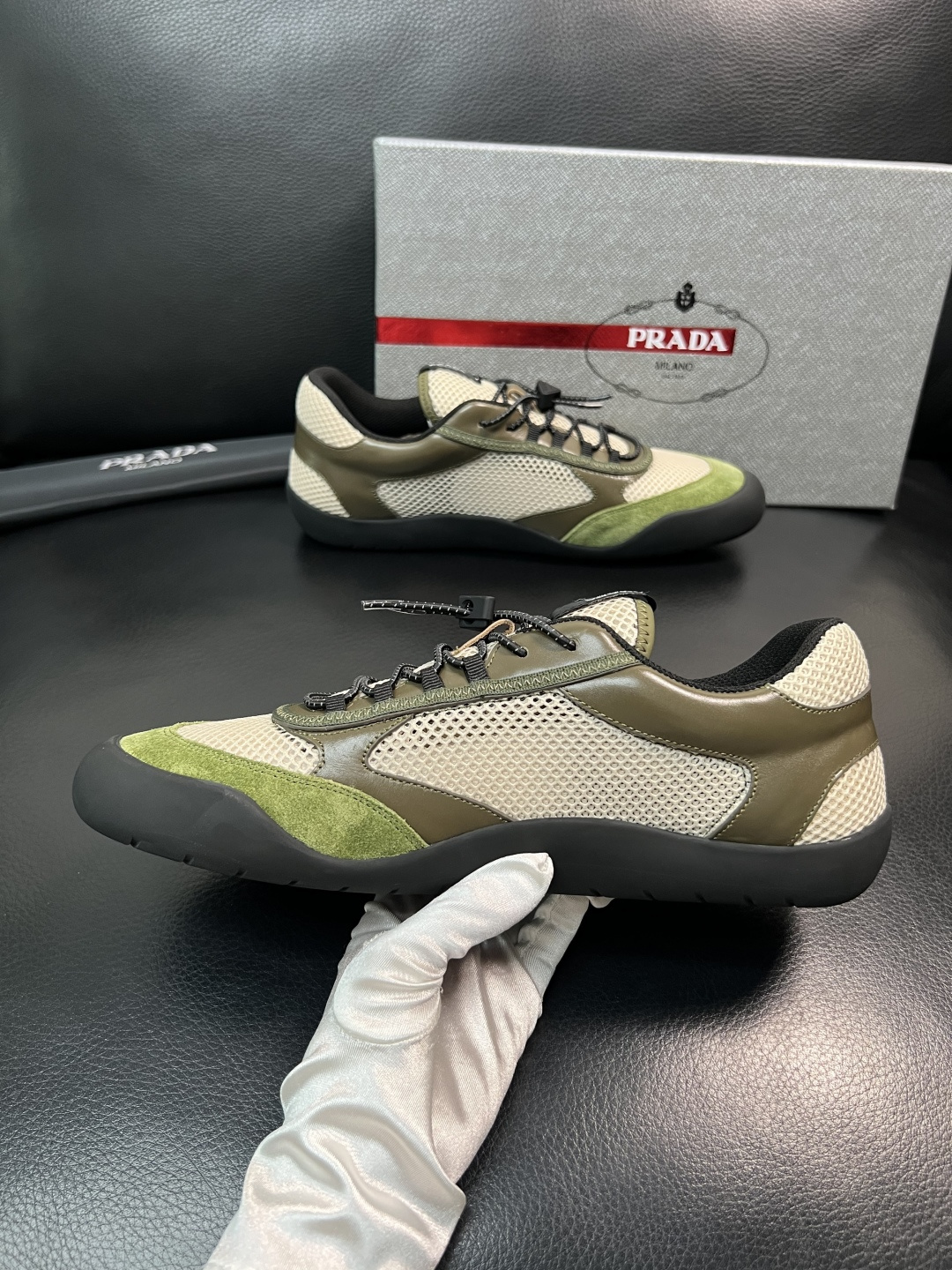Prada 顶级工艺品，普拉达 专柜同步，原厂配置意大利进口牛皮拼布面料，进口牛皮内里垫，透气舒适，鞋底