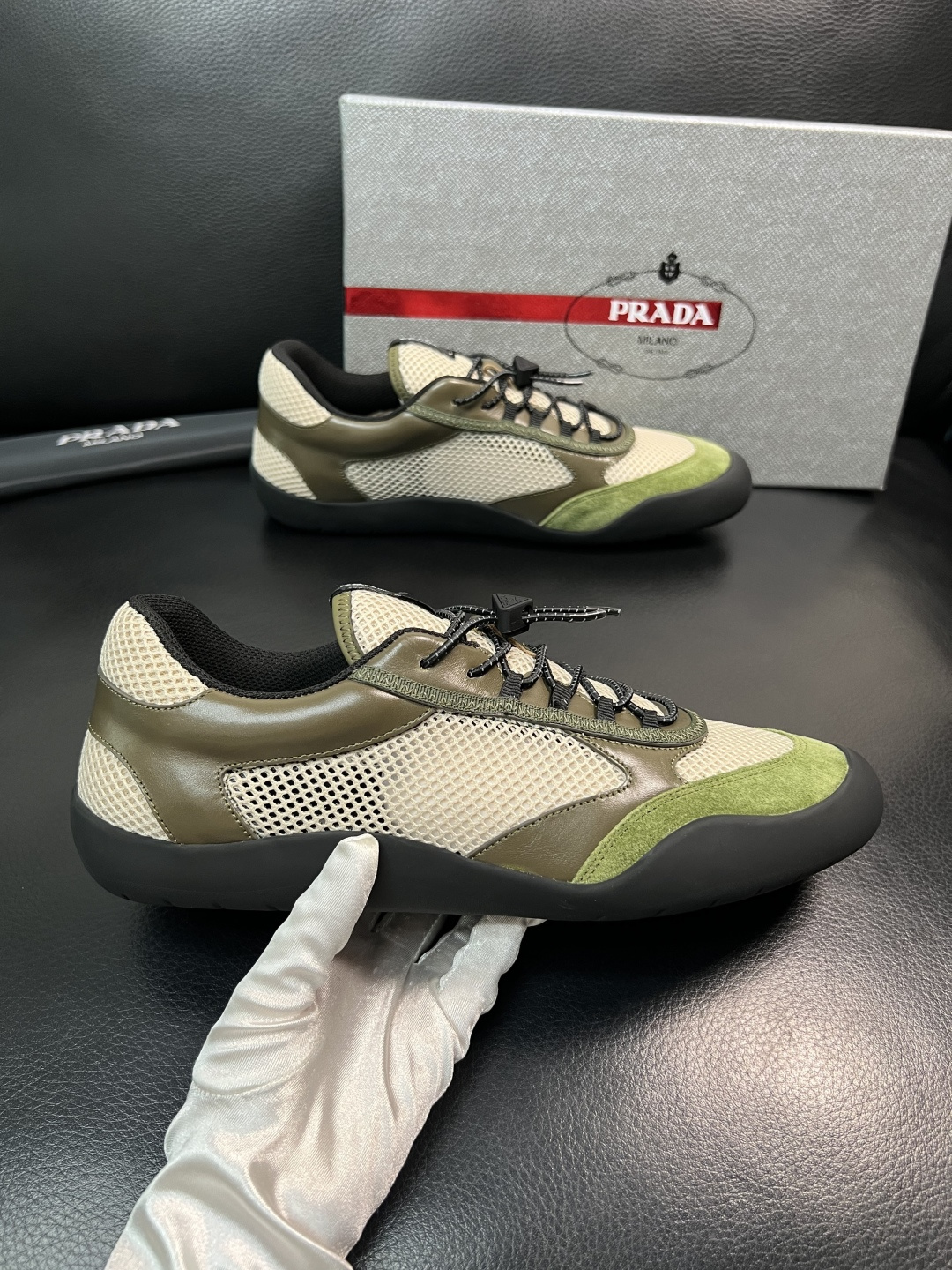 Prada 顶级工艺品，普拉达 专柜同步，原厂配置意大利进口牛皮拼布面料，进口牛皮内里垫，透气舒适，鞋底