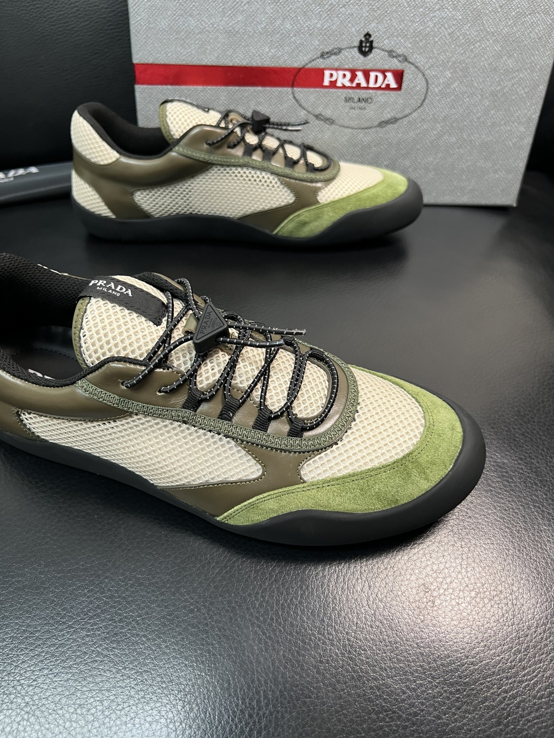 Prada 顶级工艺品，普拉达 专柜同步，原厂配置意大利进口牛皮拼布面料，进口牛皮内里垫，透气舒适，鞋底