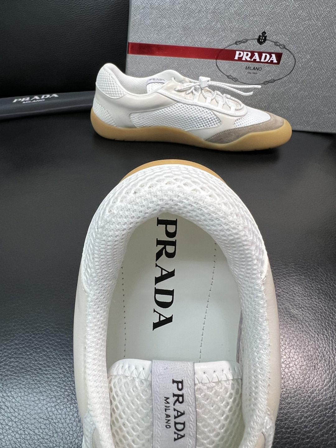 Prada 顶级工艺品，普拉达 专柜同步，原厂配置意大利进口牛皮拼布面料，进口牛皮内里垫，透气舒适，鞋底