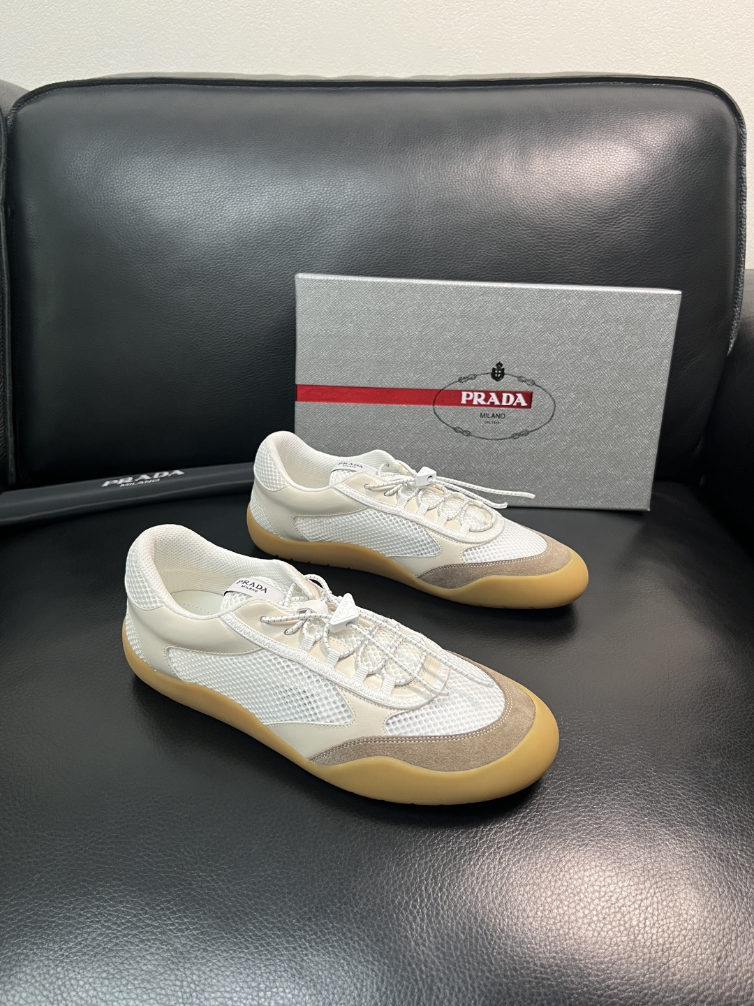 Prada 顶级工艺品，普拉达 专柜同步，原厂配置意大利进口牛皮拼布面料，进口牛皮内里垫，透气舒适，鞋底