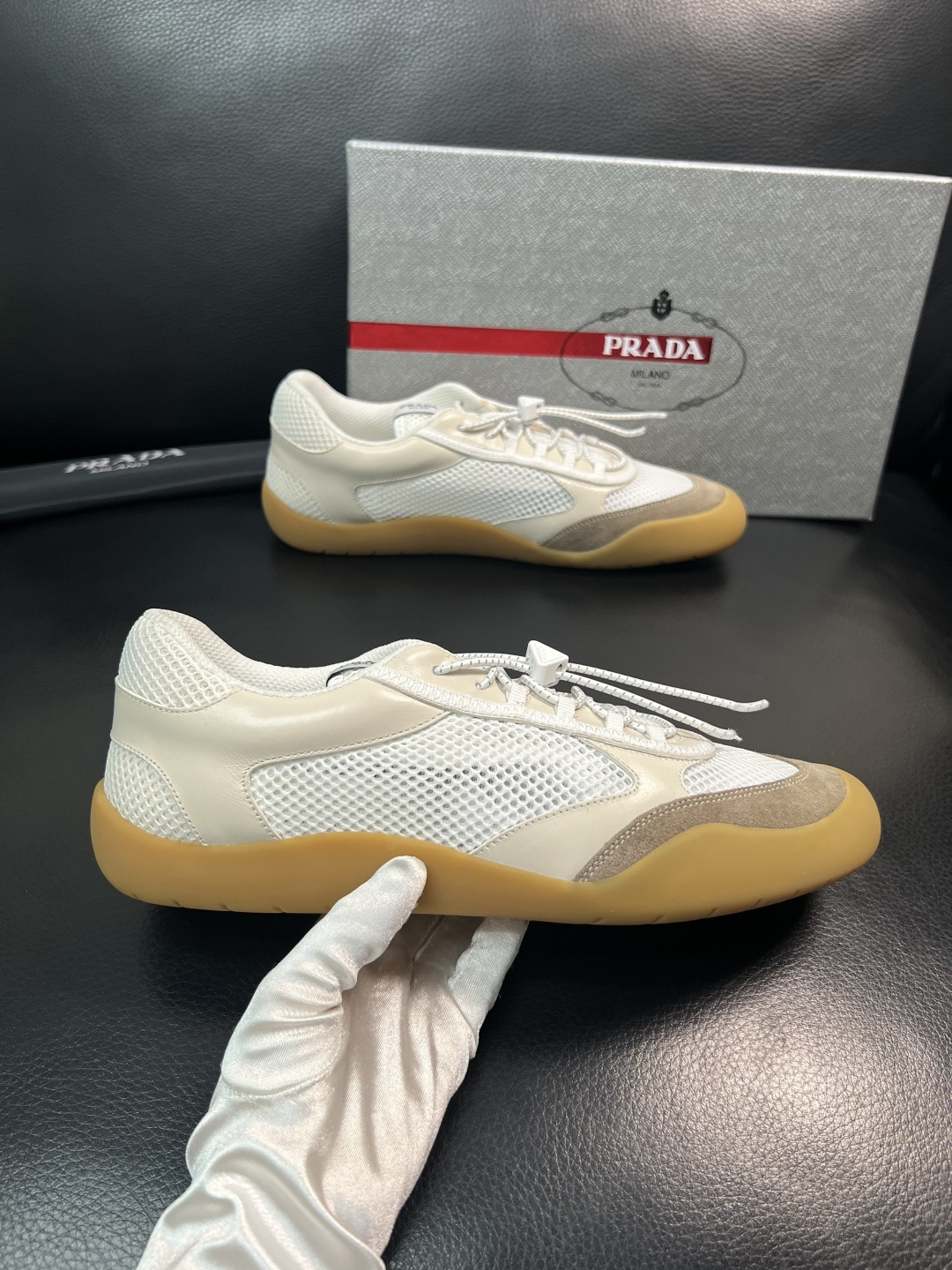 Prada 顶级工艺品，普拉达 专柜同步，原厂配置意大利进口牛皮拼布面料，进口牛皮内里垫，透气舒适，鞋底