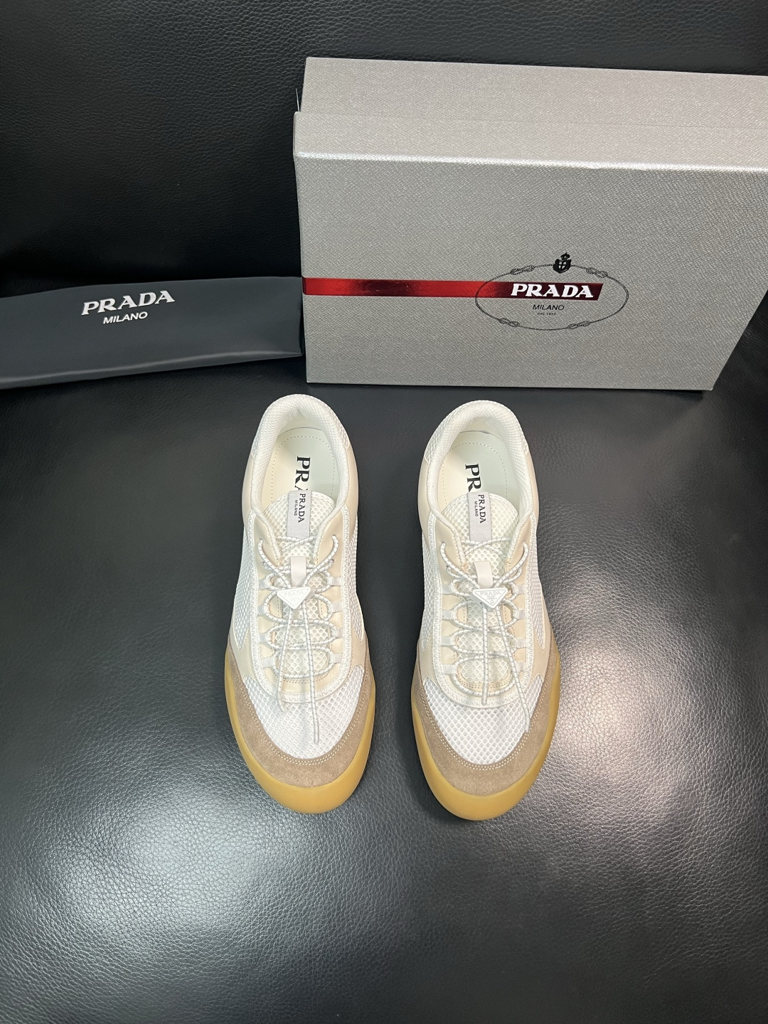 Prada 顶级工艺品，普拉达 专柜同步，原厂配置意大利进口牛皮拼布面料，进口牛皮内里垫，透气舒适，鞋底