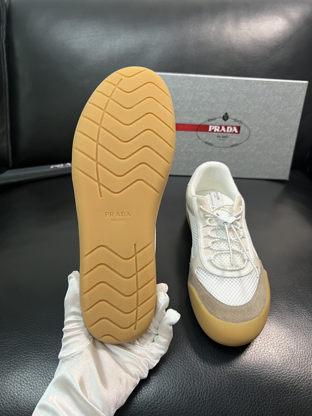 Prada 顶级工艺品，普拉达 专柜同步，原厂配置意大利进口牛皮拼布面料，进口牛皮内里垫，透气舒适，鞋底