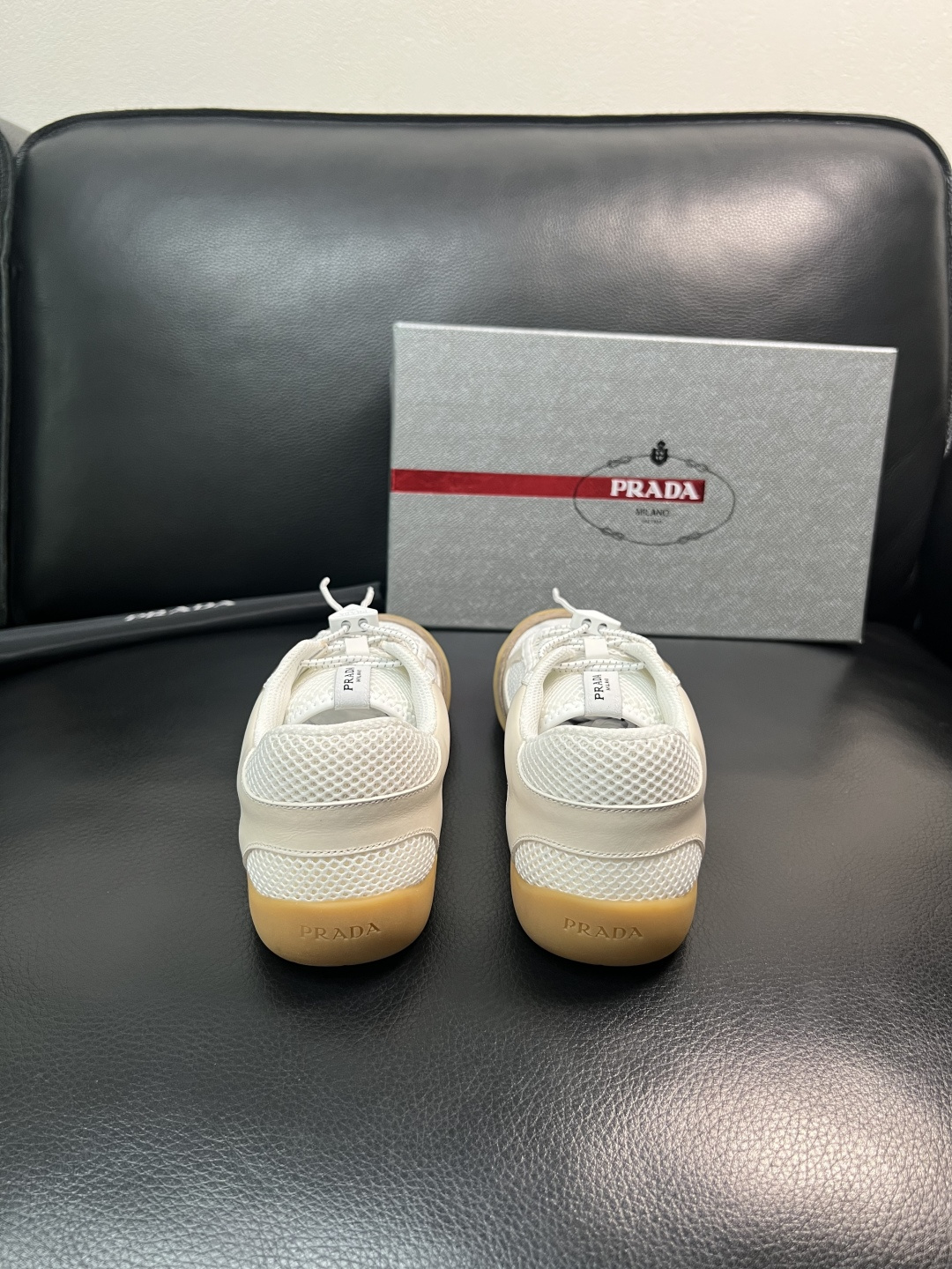 Prada 顶级工艺品，普拉达 专柜同步，原厂配置意大利进口牛皮拼布面料，进口牛皮内里垫，透气舒适，鞋底