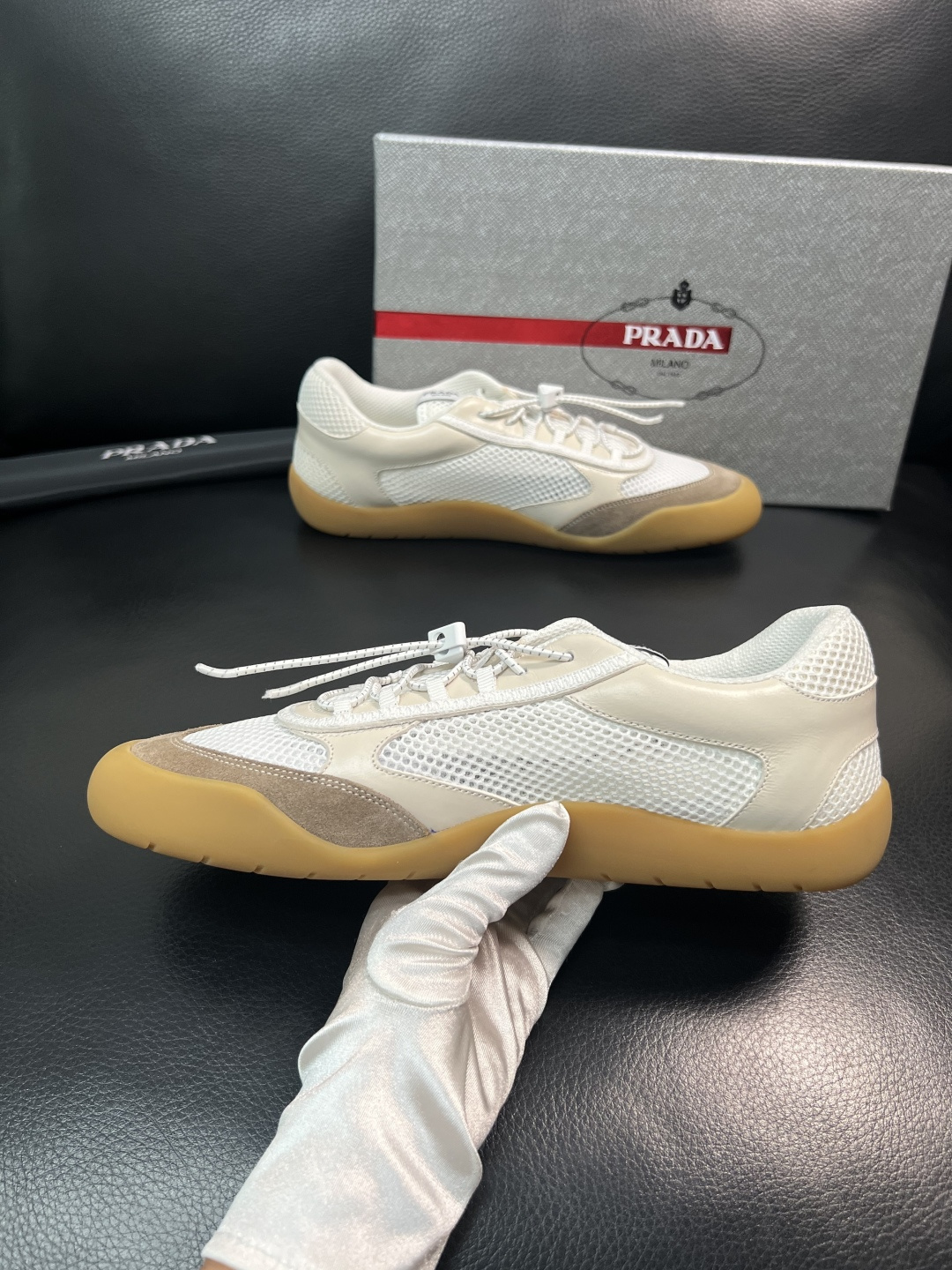 Prada 顶级工艺品，普拉达 专柜同步，原厂配置意大利进口牛皮拼布面料，进口牛皮内里垫，透气舒适，鞋底