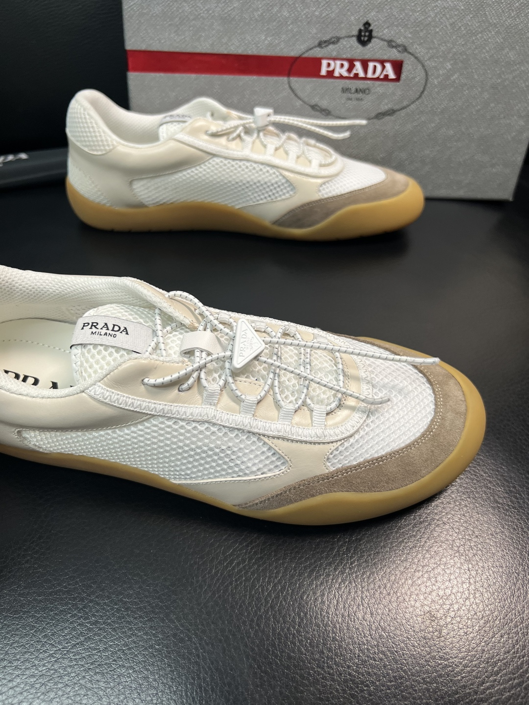 Prada 顶级工艺品，普拉达 专柜同步，原厂配置意大利进口牛皮拼布面料，进口牛皮内里垫，透气舒适，鞋底