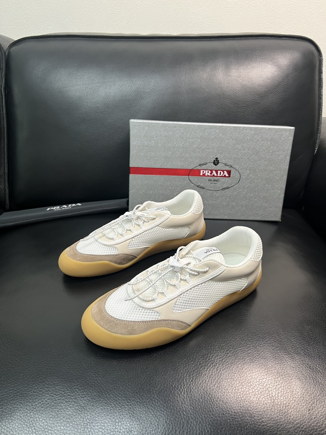 Prada 顶级工艺品，普拉达 专柜同步，原厂配置意大利进口牛皮拼布面料，进口牛皮内里垫，透气舒适，鞋底