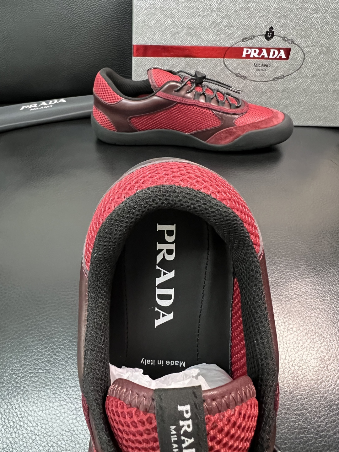 Prada 顶级工艺品，普拉达 专柜同步，原厂配置意大利进口牛皮拼布面料，进口牛皮内里垫，透气舒适，鞋底