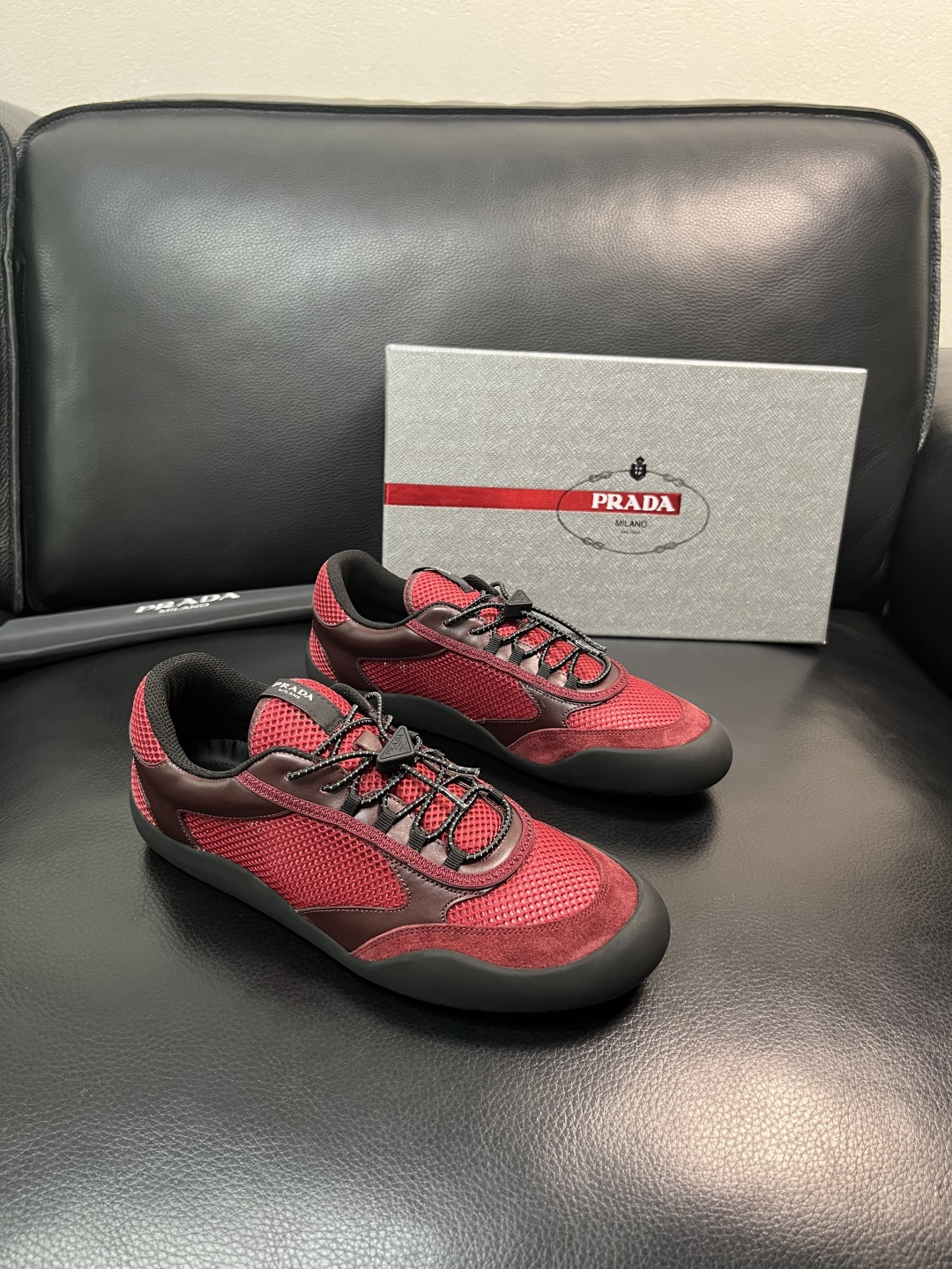 Prada 顶级工艺品，普拉达 专柜同步，原厂配置意大利进口牛皮拼布面料，进口牛皮内里垫，透气舒适，鞋底