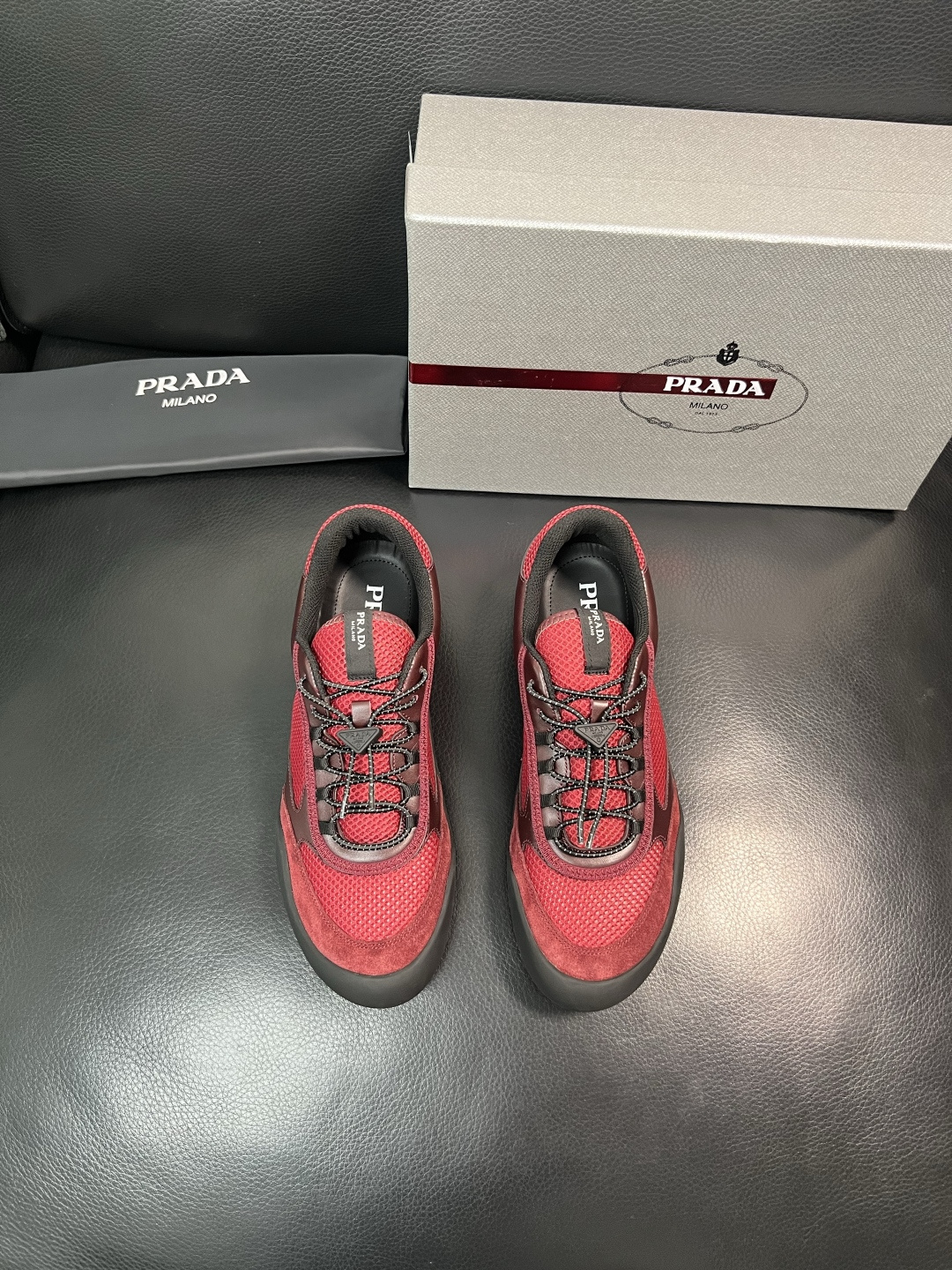 Prada 顶级工艺品，普拉达 专柜同步，原厂配置意大利进口牛皮拼布面料，进口牛皮内里垫，透气舒适，鞋底