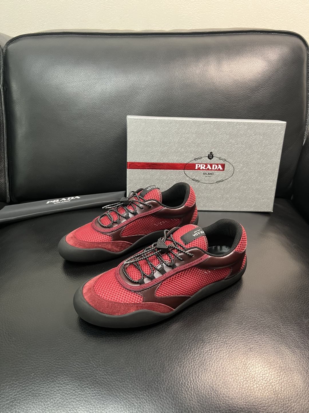 Prada 顶级工艺品，普拉达 专柜同步，原厂配置意大利进口牛皮拼布面料，进口牛皮内里垫，透气舒适，鞋底