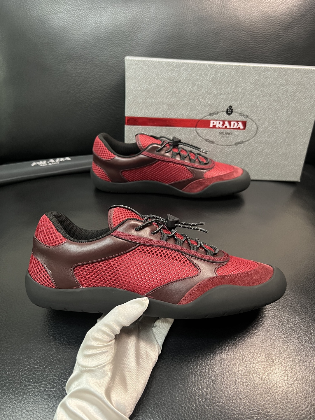 Prada 顶级工艺品，普拉达 专柜同步，原厂配置意大利进口牛皮拼布面料，进口牛皮内里垫，透气舒适，鞋底