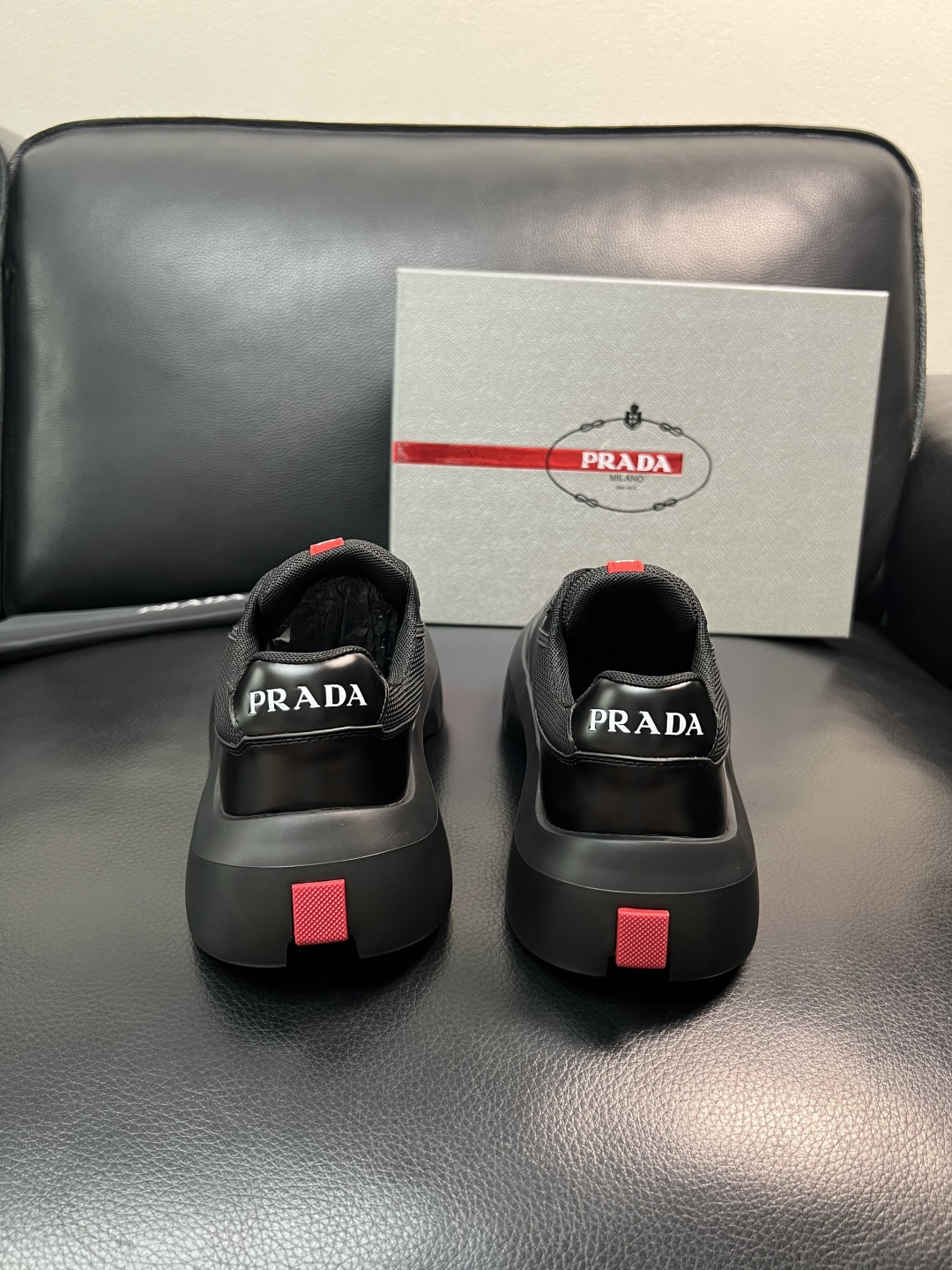 Prada 顶级工艺品，普拉达 专柜同步，原厂配置意大利进口牛皮拼布面料，进口牛皮内里垫，透气舒适，鞋底