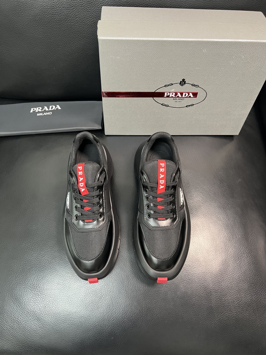 Prada 顶级工艺品，普拉达 专柜同步，原厂配置意大利进口牛皮拼布面料，进口牛皮内里垫，透气舒适，鞋底