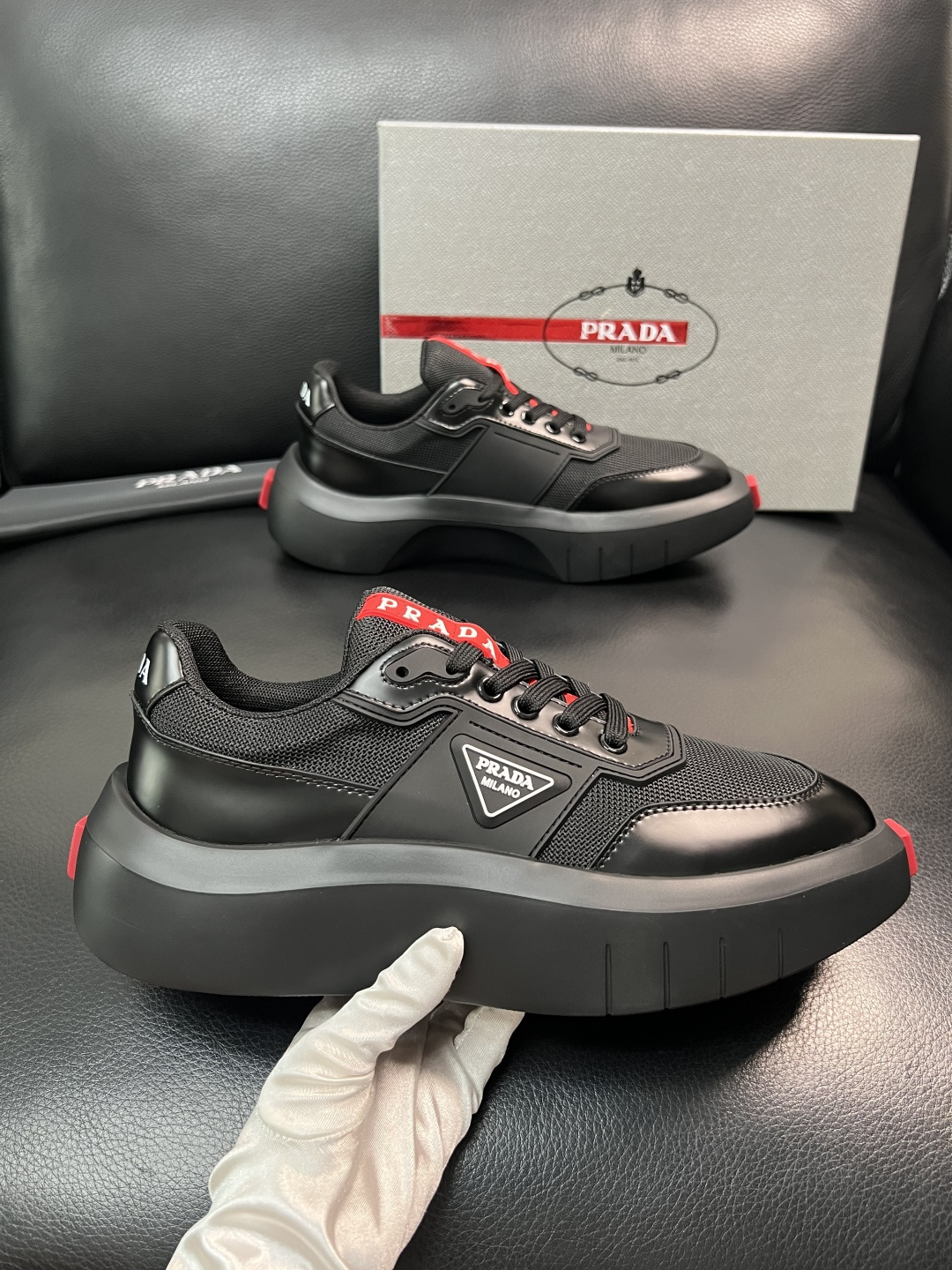 Prada 顶级工艺品，普拉达 专柜同步，原厂配置意大利进口牛皮拼布面料，进口牛皮内里垫，透气舒适，鞋底
